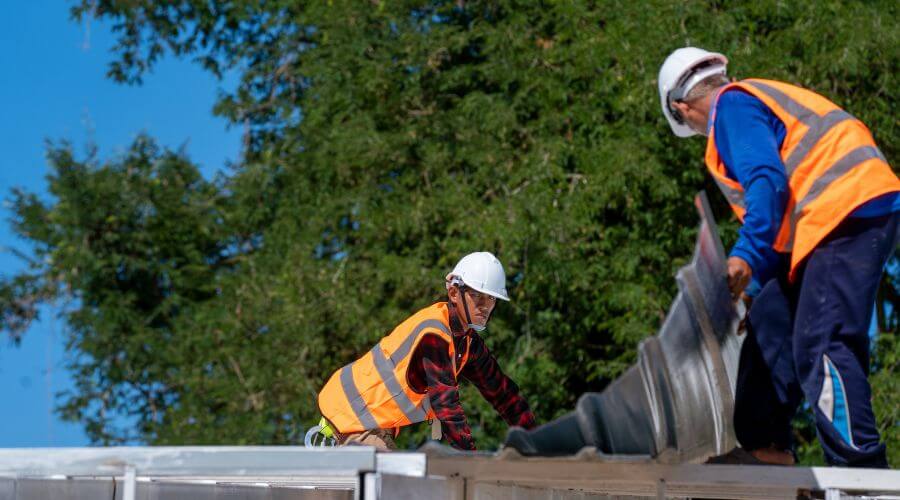 Professional gutter cleaning in Victor, CA